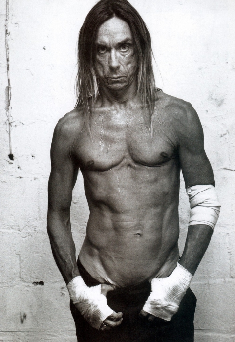 И крутые аксессуары, как у Игги Поп