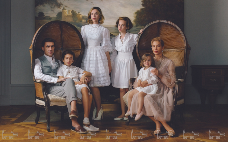 На Вячеславе: рубашка, жилет, брюки и эспадрильи Brunello Cucinelli. На Данииле: костюм Armani Junior. На Ксении: платье Leonid Alexeev, туфли
