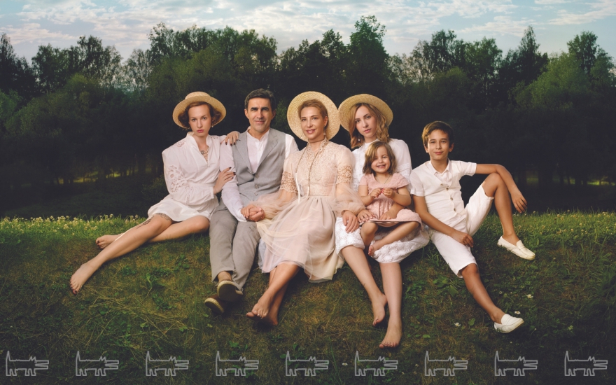 На Софье: платье Isabel Marant, канотье Leonid Alexeev, аксессуары Swarovski.На Вячеславе: рубашка, жилет, брюки и эспадрильи Brunello Cucinelli. На