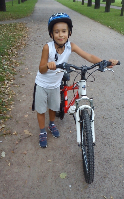 Даниил, 9 лет, осваивает велоспорт