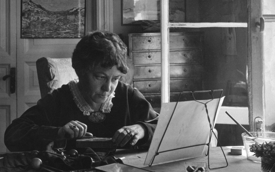 Анна Остроумова- Лебедева за работой в своем кабинете