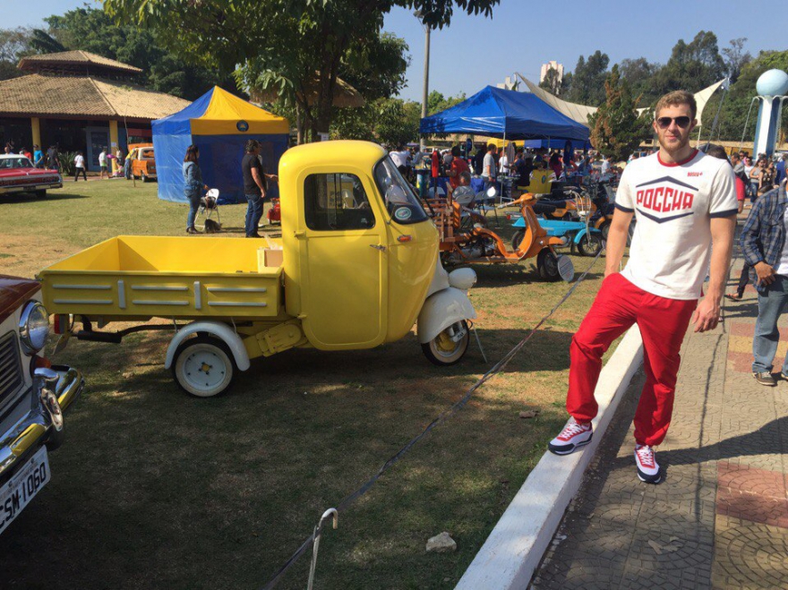 Вячеслав вместе с командой пловцов на выставке машин в Сан-Каэтану накануне Олимпийских игр