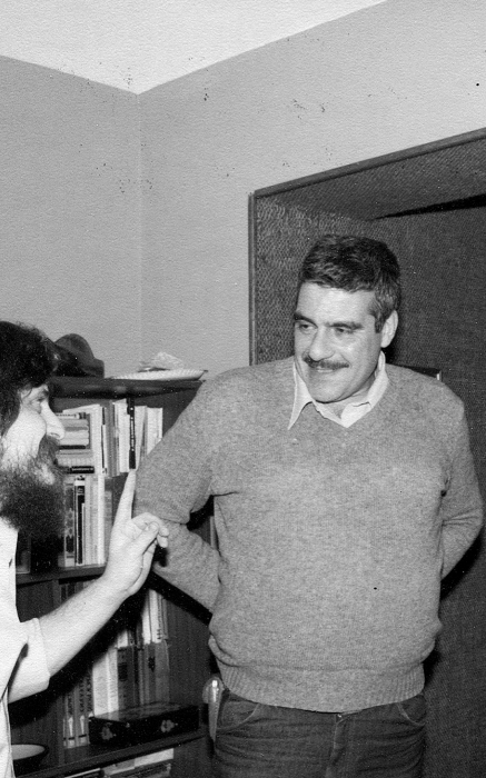 Довлатов подписал снимок так: «Сережа Д. спросил у Саши: „Мой друг, ты хочешь каши?“ Ответил Саша с хитрой миной: „Интересуемся свининой“».