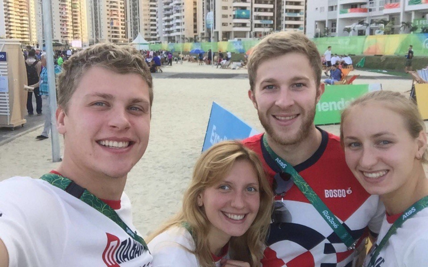 Вячеслав со спарринг-партнером Александром Красных и спортсменами сборной Светланой Чимровой и Вероникой Поповой