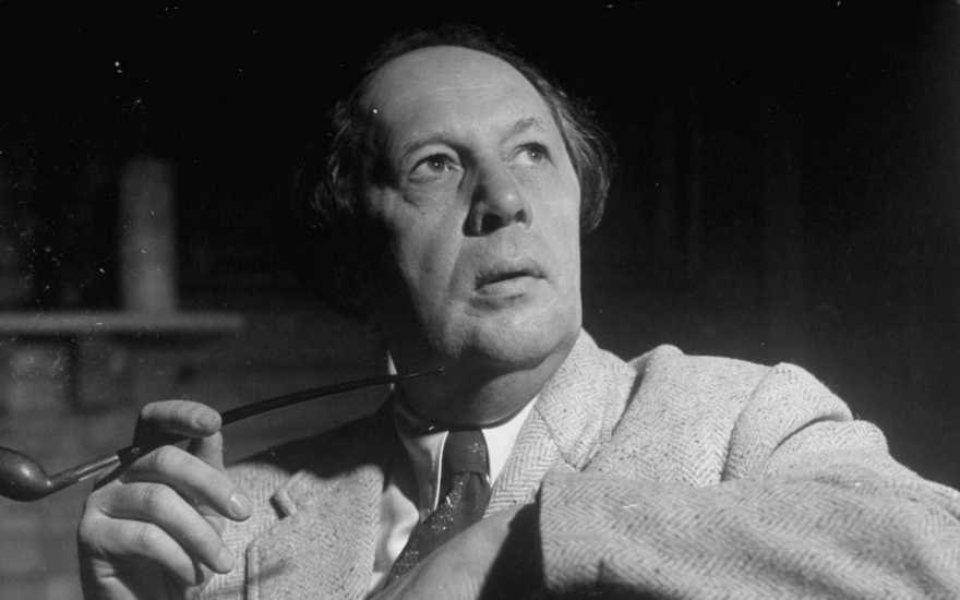 Музей-квартира писателя Алексея Николаевича Толстого находится в Москве на улице Спиридоновка.