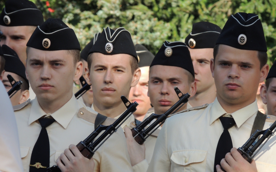 Михаил, принимающий вместе с сокурсниками присягу по окончании военной кафедры в ЛЭТИ