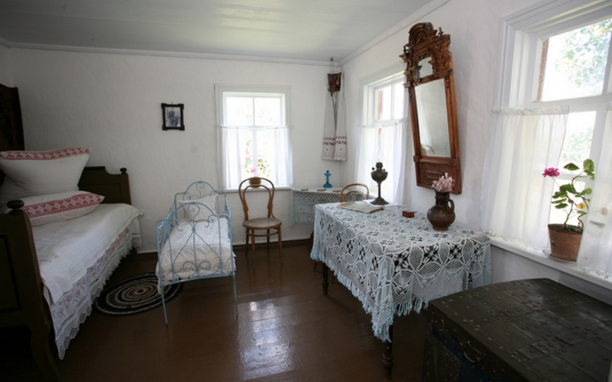 Спальня в родительском доме Михаила Шолохова на хуторе Кружилинский