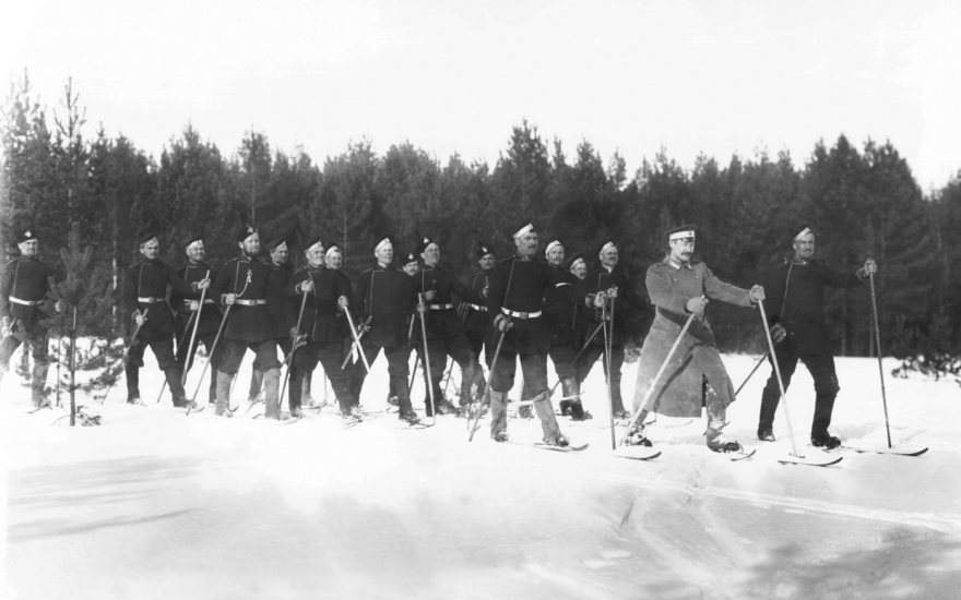 Сергей Аничков (восьмой слева) на учениях в селе Прображенском. 1914 год