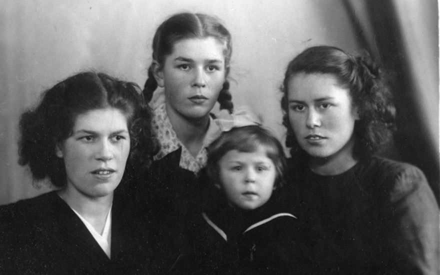 Четыре сестры — дочери акаде- мика Сергея Викторовича Аничкова