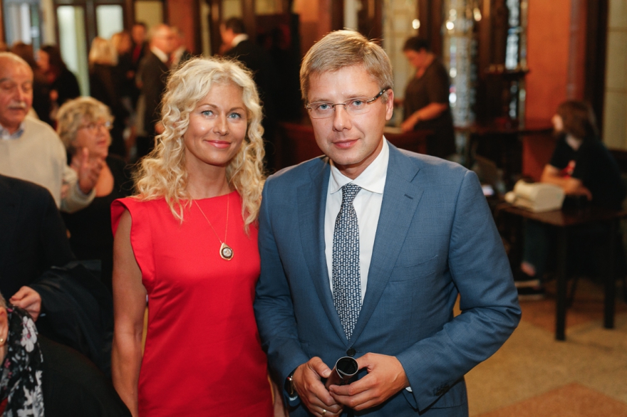 Ивета Страутиня, Нил Ушаков (мэр Риги)