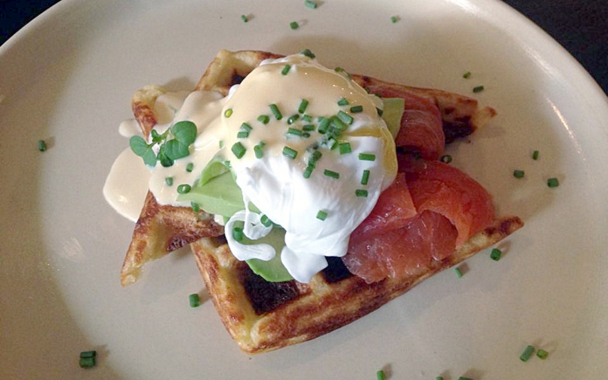 Картофельная вафля с авокадо, форелью и яйцом пашот