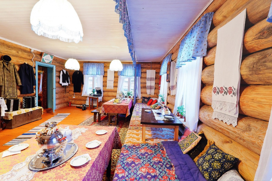 Что касается покупок: раньше был магазин на Баумана – «Другое кино», я его любила. А сейчас все кино есть в интернете. Я редко покупаю книги (только