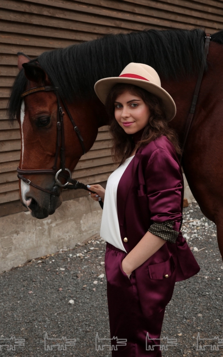 На Полине: пиджак, брюки и шарф Anastasia Dokuchaeva (Anastasia Dokuchaeva), блуза Escada (ДЛТ), шляпа Cocoshnick (Cocoshnick)