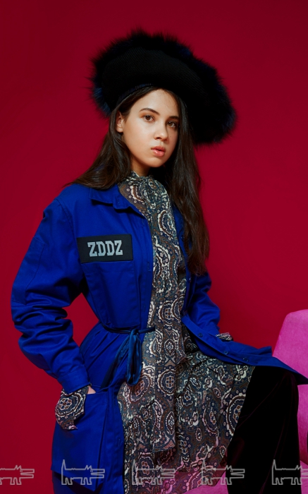 На Елизавете Ашкинадзе: туника и сапоги Chloe, брюки Dries Van Noten (все —ДЛТ), куртка ZDDZ, шляпа Noel Stewart (все — Au Pont Rouge)