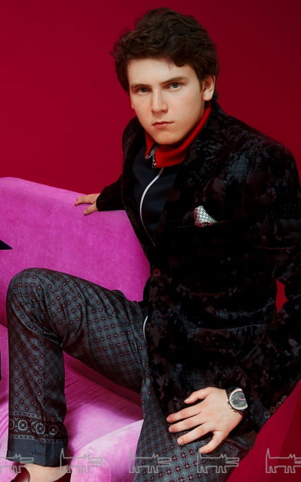 На Данииле Толмачеве: пиджак Alexander McQueen, олимпийка и лоферы Gucci, брюки и платок Dolce & Gabbana (все — ДЛТ)