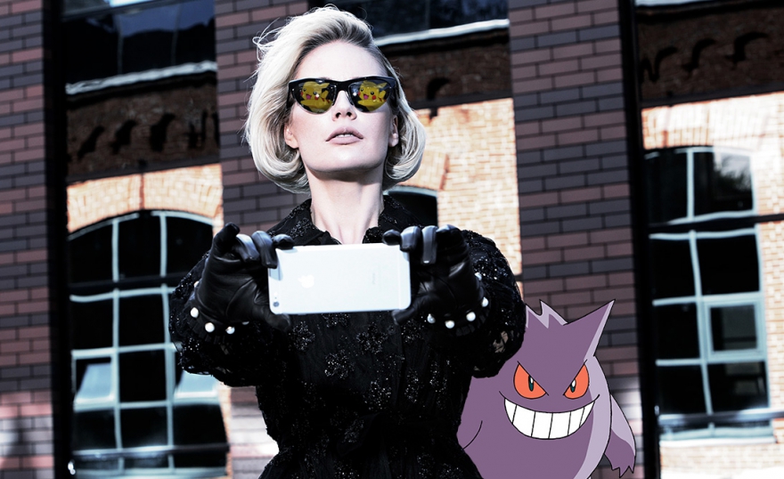 платье Simone Rocha, перчатки Gucci, солнцезащитные очки Retrosuperfuture