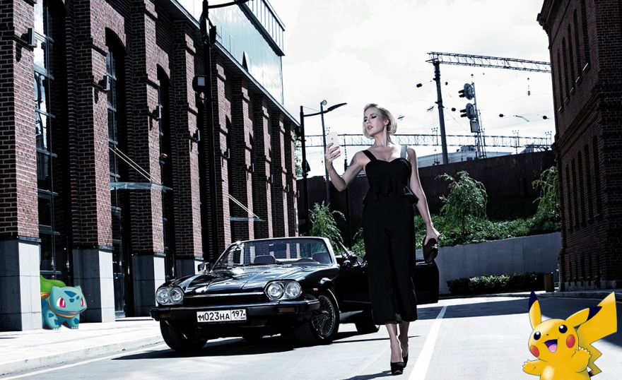 комбинезон Self-Portrait, сумка Delage, туфли Charlotte Olympia