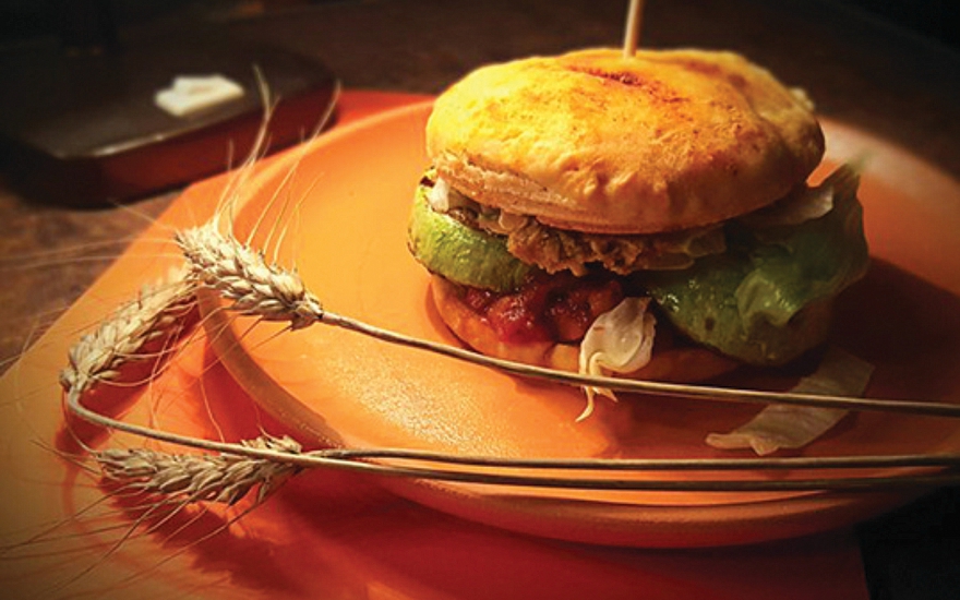 Бургеры в Jiva Burgers Заслуженные кришнаиты уже много лет собирают одни из лучших вегетарианских бургеров в городе. Сытные, как огромный обед