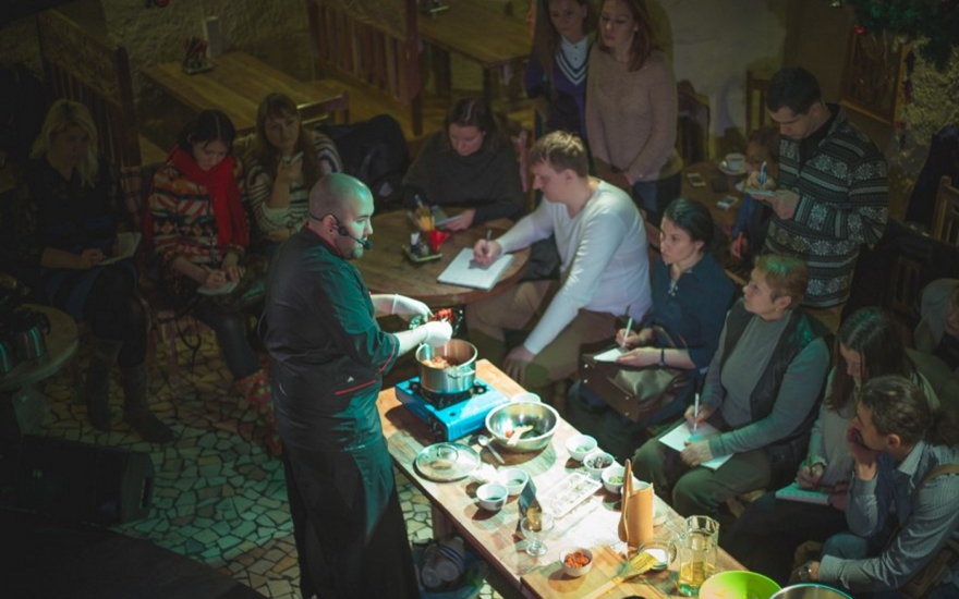 Центр здорового питания «Джиганнат» В супермаркете вегетарианской еды покупаю базовый набор, в том числе кокосовую воду и кокосовое молоко для тушения