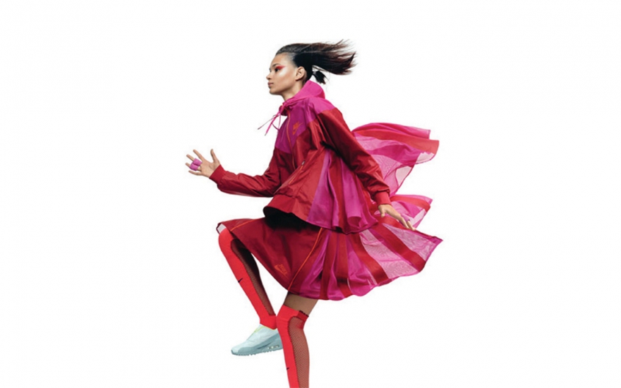 Nike & Sacai Толстовки с плиссированными вставками, спортивные юбки с разрезами и ажурные гетры — коллаборация Nike с японским лейблом Sacai Читосе