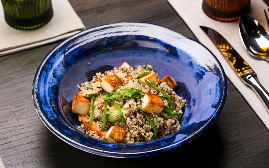 Салат с молодым сыром