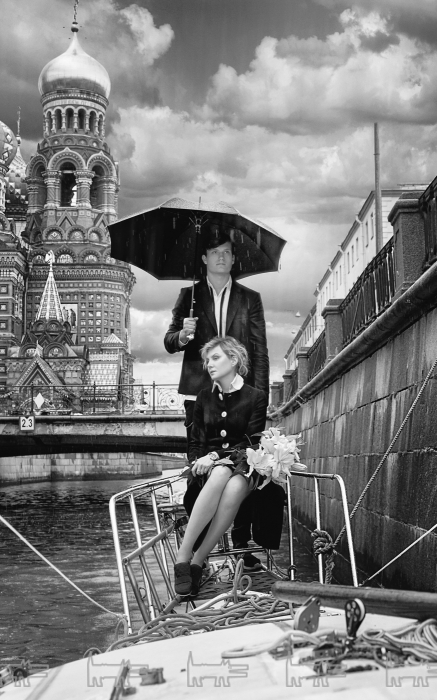 На Ренате: платье Leonid Alexeev, слипоны Chanel На продюсере Даниле Ипполитове: рубашка Dsquared2, брюки и зонт Alexander McQueen