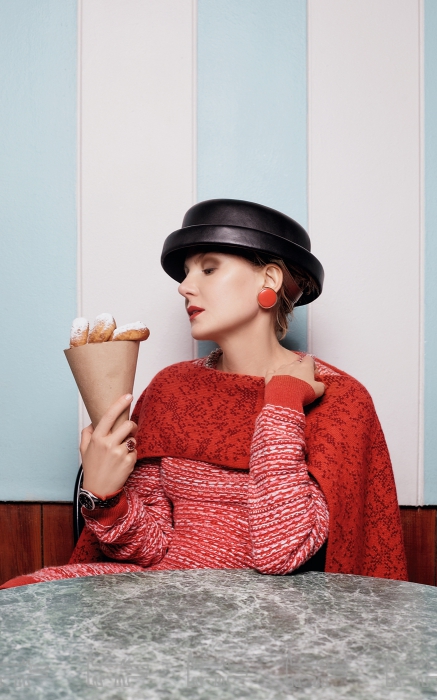 Костюм и шляпка Chanel, серьги винтаж, часы Rado