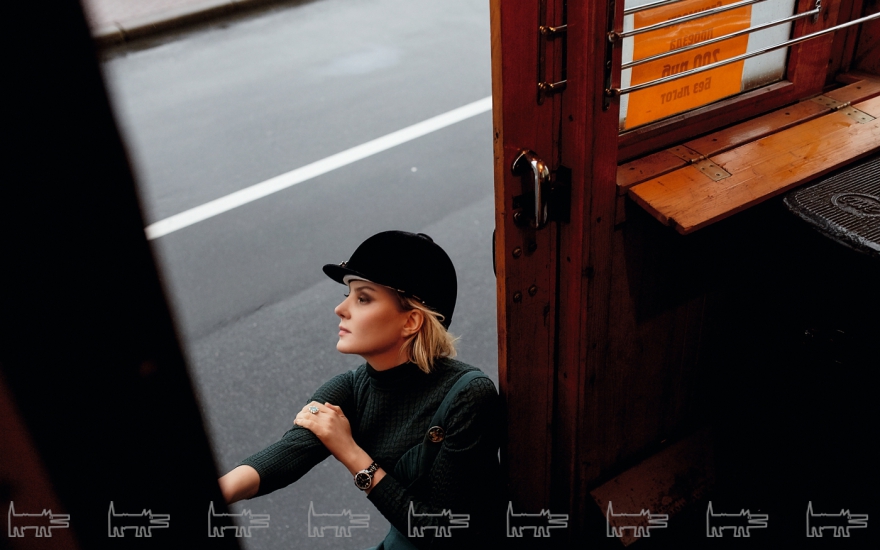 Платье Ulyana Sergeenko, джемпер Missoni, ботфорты Alexander Arutyunov, шлем и значок — винтаж, часы Rado