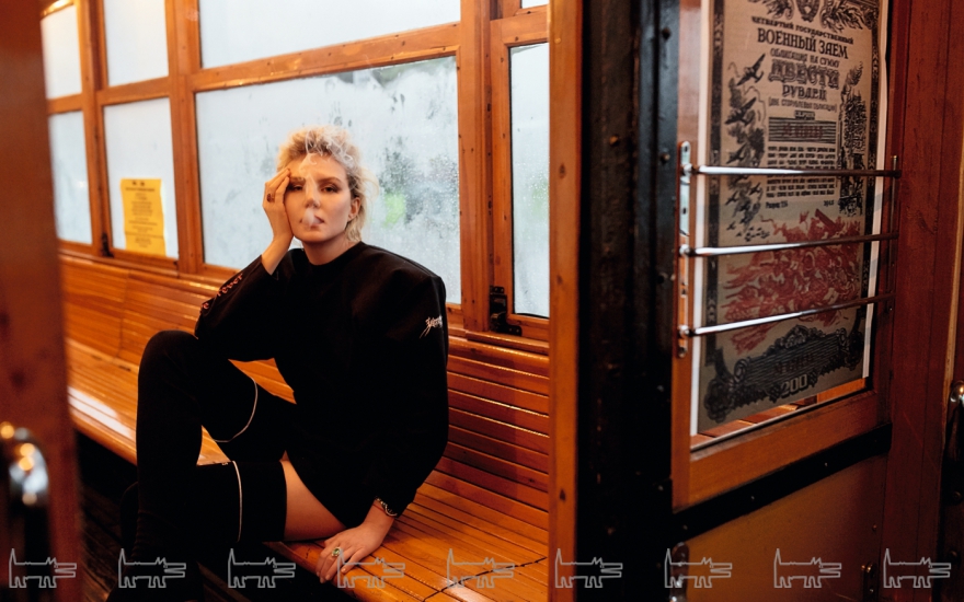 Свитшот и ботфорты Vetements, часы Rado