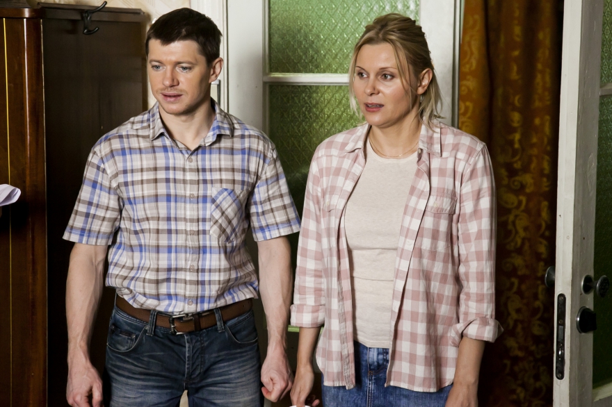 Гриша, 26 лет, водитель ГАЗели «Ритуал». Приехал из Рязани на заработки. Влюблен в Ольгу.