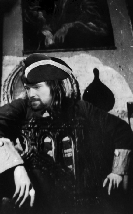 Данила Козловский в роли валютчика Акулы