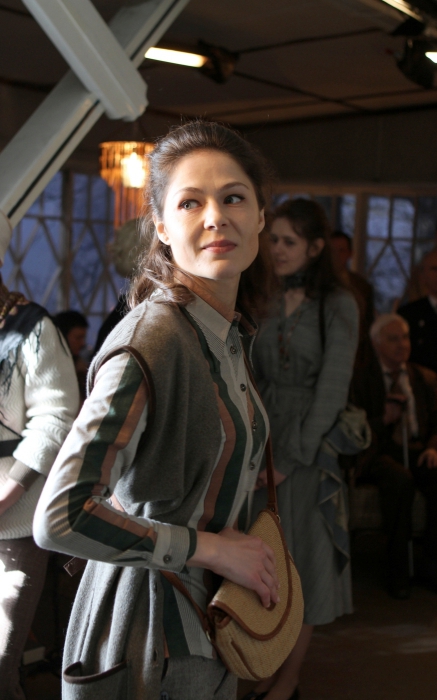 Елена Лядова играет роль молодого редактора в газете