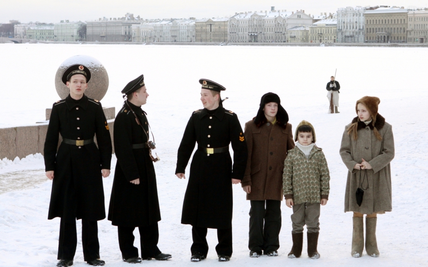 Подлинную одежду, мебель и предметы быта для фильма искали на блошиных рынках.