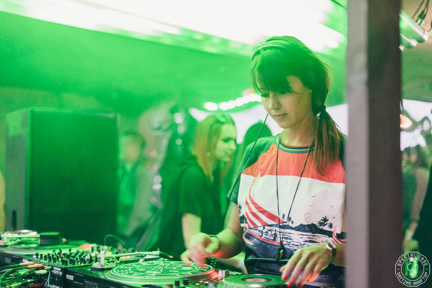 Molly на крыше Hi-Hat