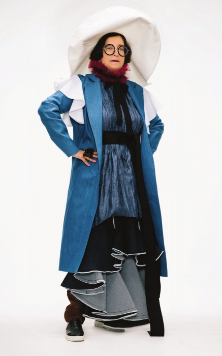 На Владе Липской: шляп Bondarev, платье-рубашка Ianis Chamalidy, пальто и воротник So Number One, юбка Vipers, вязаный воротник из винтажного салона