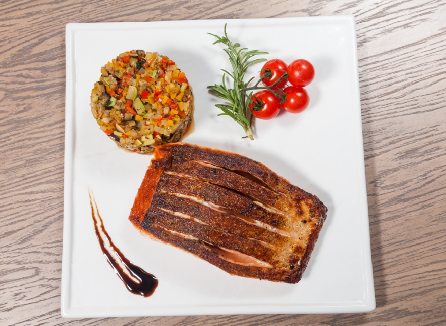 ЛОСОСЬ С ХРУСТЯЩЕЙ КОРОЧКОЙ с гарниром рататуй. «Бахча», Федосеевская ул., 1