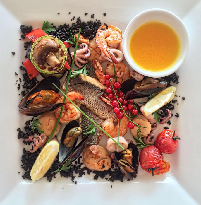 ГОРЯЧЕЕ БЛЮДО ИЗ МОРЕПРОДУКТОВ И РЫБЫ С ОВОЩАМИ ГРИЛЬ ПОД СОУСОМ ПОМЕРАНЧ Ресторан «Каравелла» известен в городе, как место, где подают ниавкуснейшие