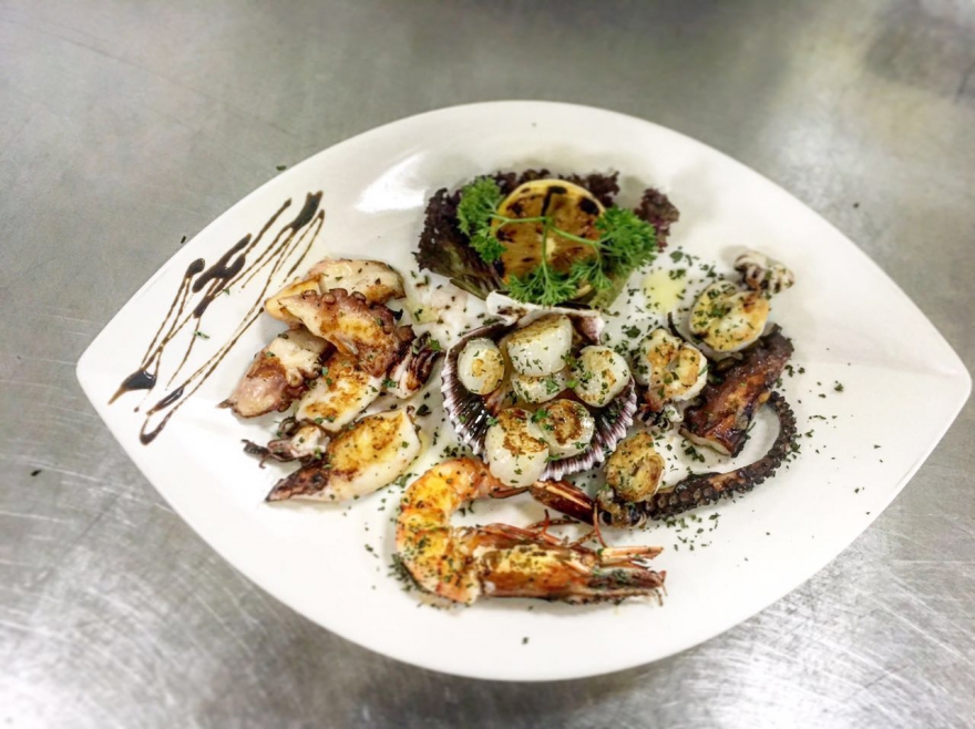 АССОРТИ ИЗ МОРЕПРОДУКТОВ В составе каракатица, гребешок, осьминог, кальмары, креветка по 50 г. Отобраны лучшие морепродукты из разных морей мира