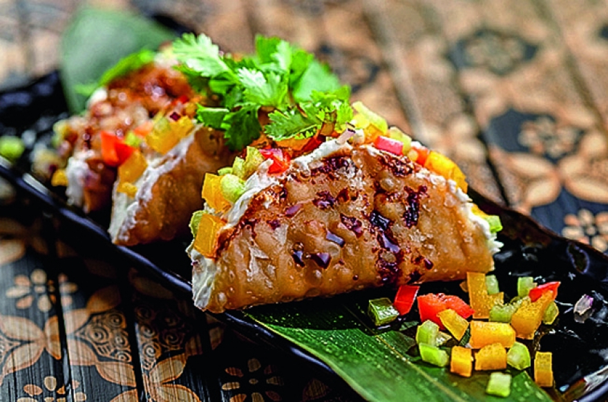 САШИМИ ТАКОС – микс из васаби гуакамоле, камчатского краба с соусом цитрусовый понзу и перечной сальсой в хрустящей мексиканской лепешке такос. MIO