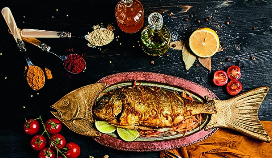 «ОГНЕННАЯ РЫБА» – дорадо, запеченный с тамариндом, куркумой и жгучим перцем, сдобренный имбирем на овощной подушке. «Малабар», М. Красная ул., 13