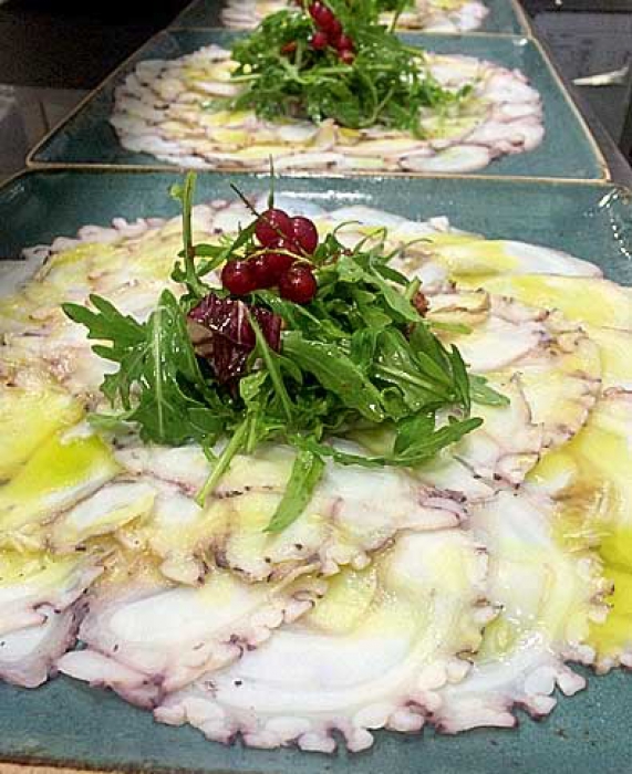 КАРПАЧЧО ИЗ ОСЬМИНОГА осьминог, микс салата, томаты, томаты черри, оливковое масло, чеснок, зелень, лимон. Kremlin, Профсоюзная ул., 4 Осьминоги или