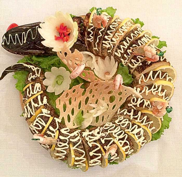 ЩУКА ФАРШИРОВАННАЯ готовится с добавлением обжаренного лука и морковки, а также сливочного масла. Особое искусство - снять кожу, не повредив ее