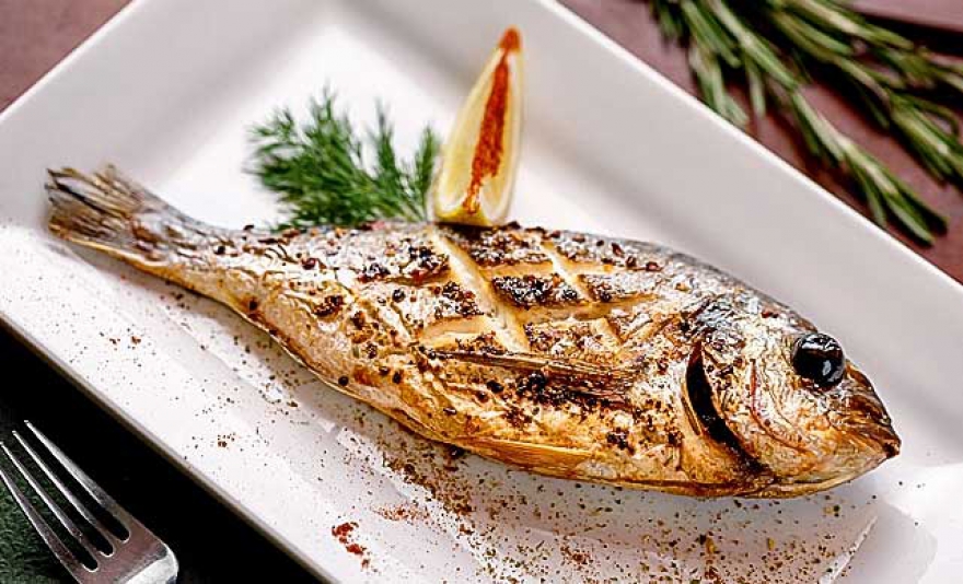 ДОРАДО – морской карась, приготовленный на гриле с ароматными травами. «Хмельная», Фучика ул., 64, корп. 3