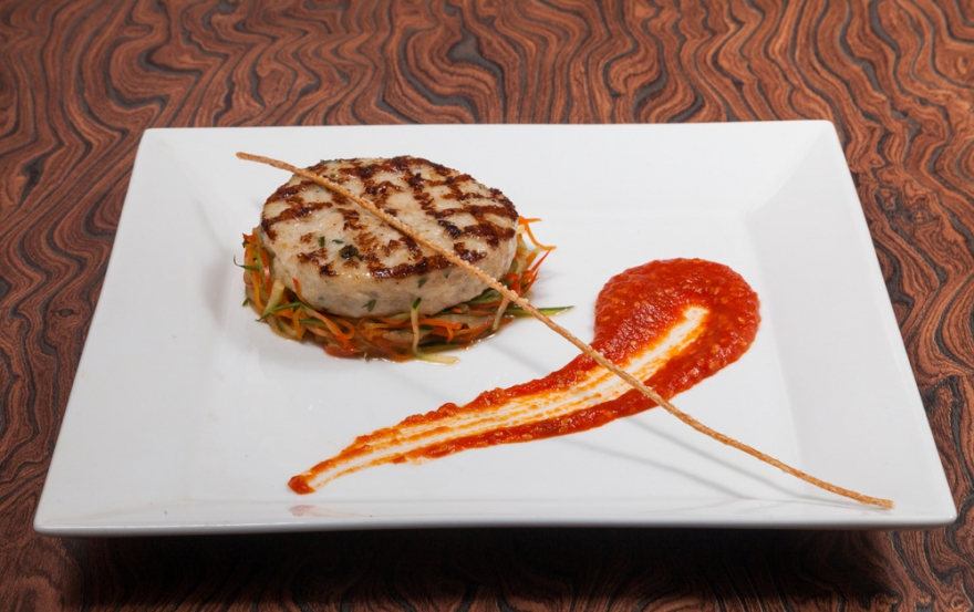 КОТЛЕТА ИЗ ЩУКИ с овощным жульеном из огурца и болгарского перца с томатно-кунжутным соусом. «Трофей», 2-ая Юго-Западная ул., 7