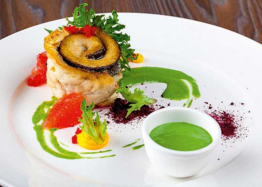 ЗАПЕЧЕННОЕ ФИЛЕ СИБАСА со свежими листьями фрилиса, сегментами грейпфрута и шпинатным соусом. Сочетается с белым полусладким вином или цитрусовым