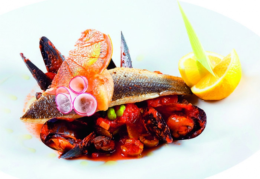 ФИЛЕ СИБАСА ПО-СРЕДИЗЕМНОМОРСКИ В изысканном меню ресторана «Панорама» любителям рыбы есть, чем себя побаловать: несколько наименований салатов с