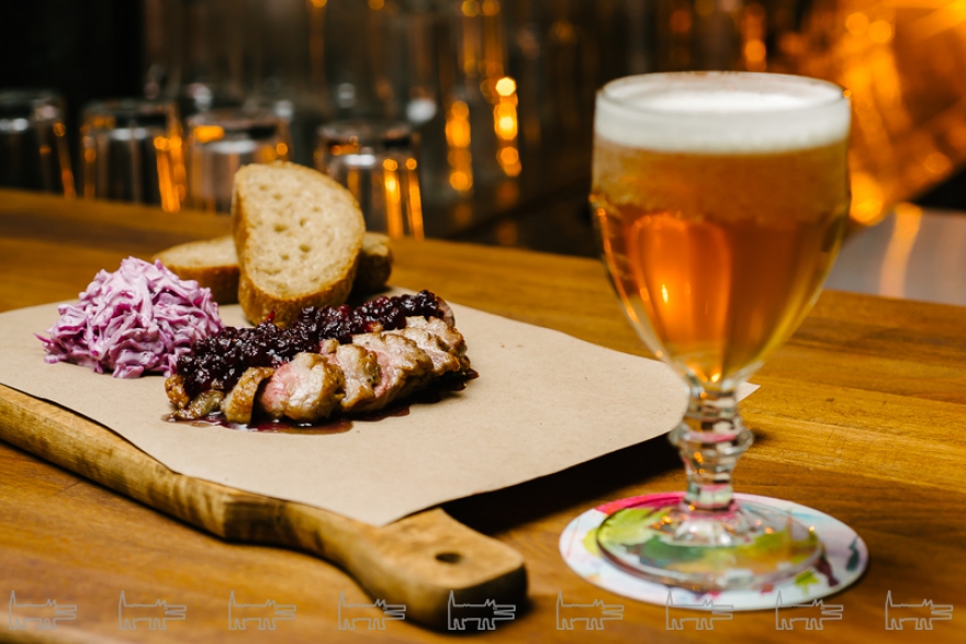 Утиная грудка с можжевелово-брусничным соусом