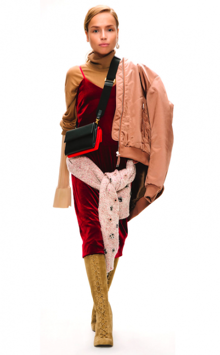 На Еке: джемпер Celine, водолазка Dsquared2, платье-комбинация So Number Оne, сумка и клипса Marni, вязаные рукава Сhanel, сапоги Laurence Dacade