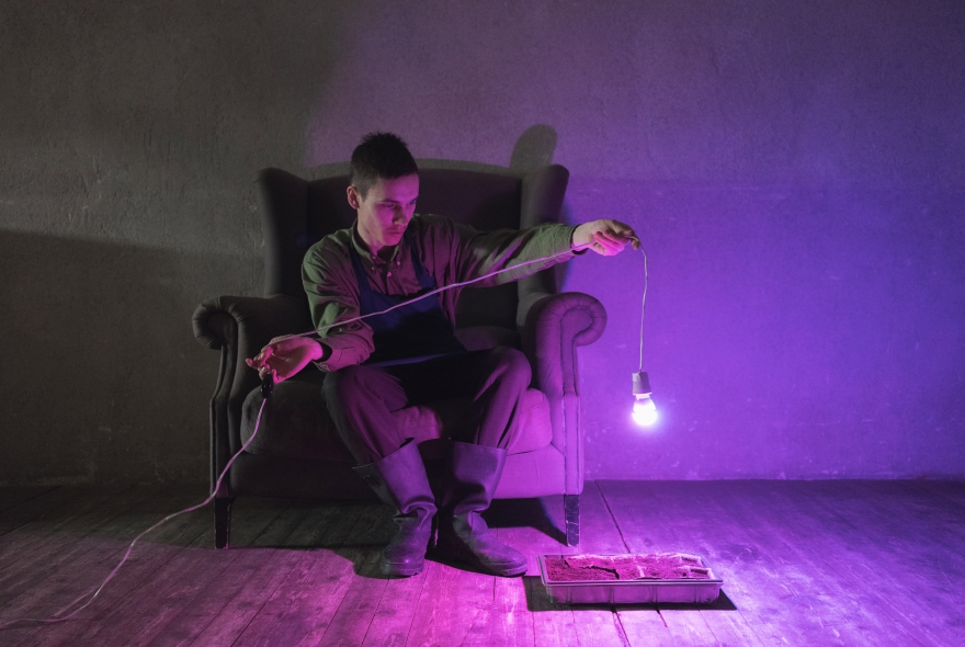 Пятница, 23 сентября Антоха MC - человек из серии one-man-band: сам пишет музыку, сам подыгрывает себе на трубе, сам пишет тексты и исполняет, конечно