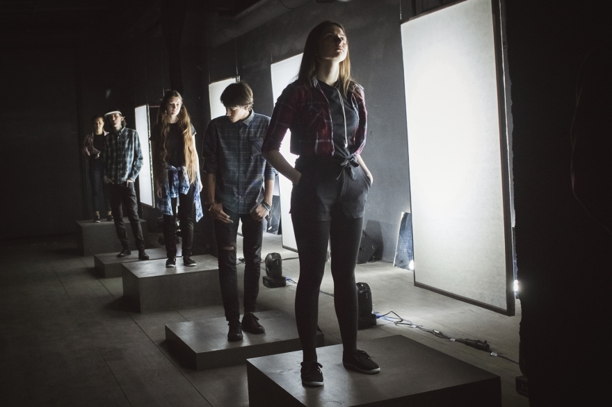 Понедельник, 19 сентября Спектаклем «Карина и Дрон» «Угол» отметил свой первый день рождения. Дмитрий Волкострелов взял для первой репертуарной вещи